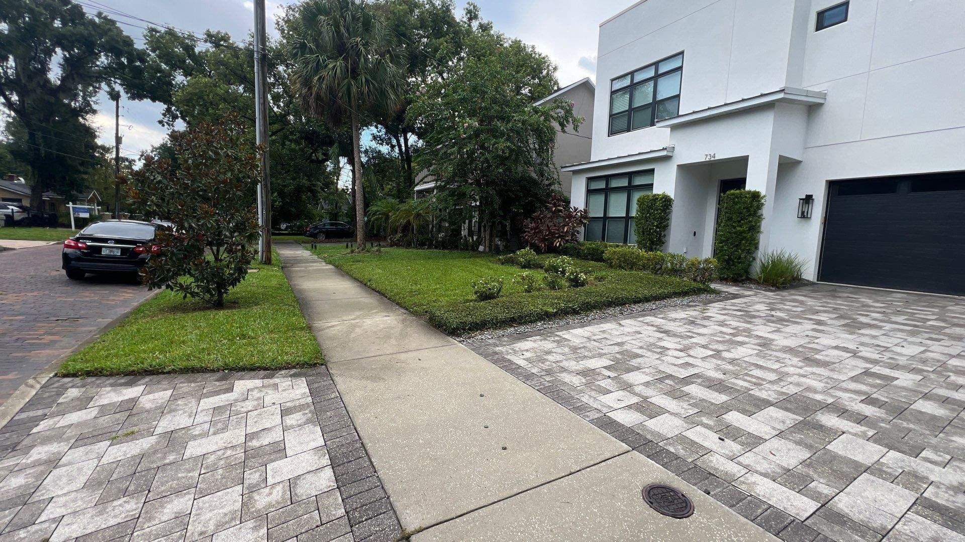 Professionally maintained landscaping in College Park, FL